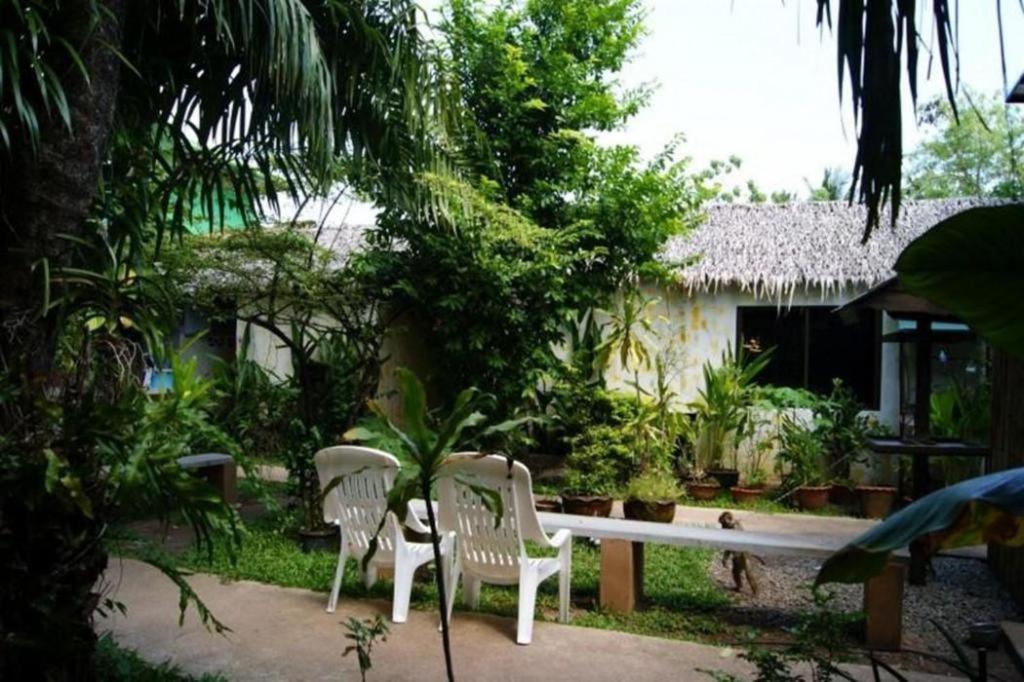Oyo 1163 Eden Hostel Phuket Eksteriør bilde